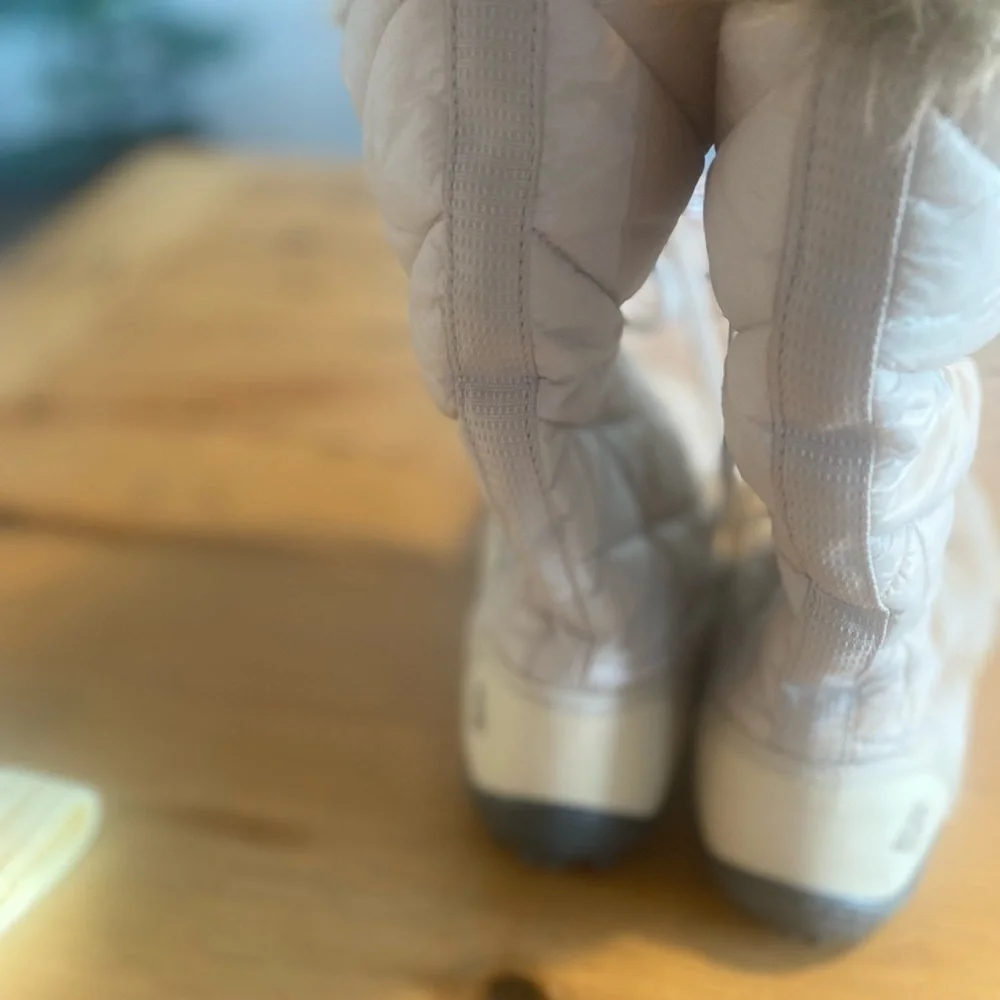 Columbia Cream Quilted Boots Faux Fur Omni Grip Women’s 8 1/2‎ Preloved